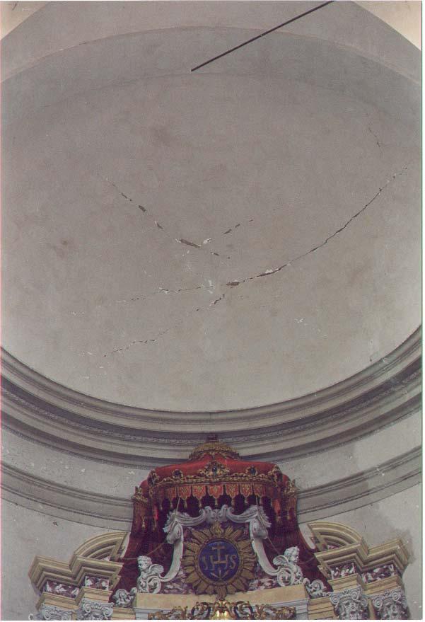 M18. Volte del presbiterio o dell abside Il meccanismo si attiva con deformazioni per rottura per taglio delle volte del presbiterio o dell abside.