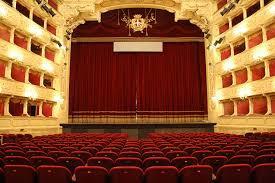 ATTORI PER UN GIORNO METODOLOGIA Il teatro è la più grande metafora della vita, lavorativa e non. Attraverso il teatro possiamo rappresentare tutto in un contesto protetto e simbolico.