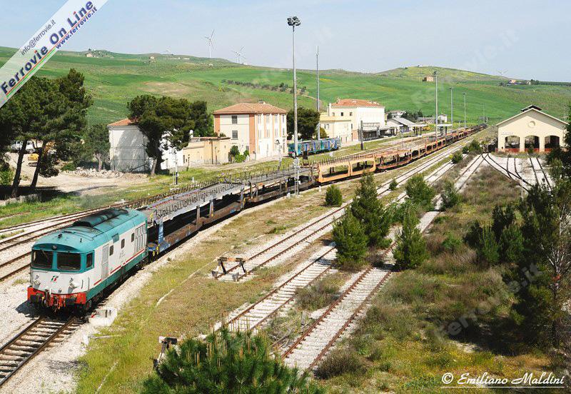 Il treno dell'immagine precedente, ripreso in partenza da Rocchetta S.Antonoio - Lacedonia.