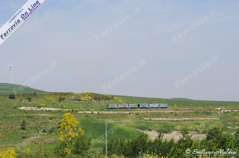 località. In fotografia vediamo una locomotiva Diesel V 60 ex DB con un carro pianale, in arrivo a Rocchetta S.Antonio.