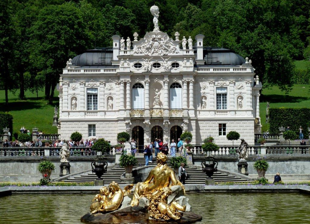 I Castelli del Re Sole Ludwig II, eccentrico sovrano di Baviera e mito del decadentismo Nel corso del suo regno, Ludwig II ha fatto costruire tre castelli, specchio della sua personalità e delle sue