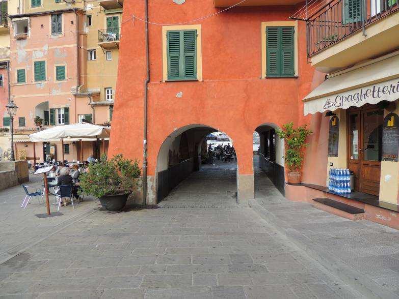 La stazione è al centro del paese e in pochissimo tempo siamo sul lungo mare. Anche Camogli è una perla di raro fascino.