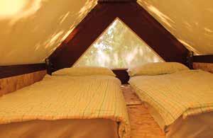 The tent, model pile-structure, has a confortable bedroom and a terrace partly covered (and with a fridge). Eine neue Lösung, praktisch und originell, für Ihren Urlaub in freier Natur.