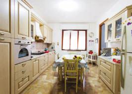 65 Pianiga, composto da: luminoso soggiorno, cucina separata, 2 bagni, 2 camere di cui una matrimoniale e una doppia e terrazza abitabile.