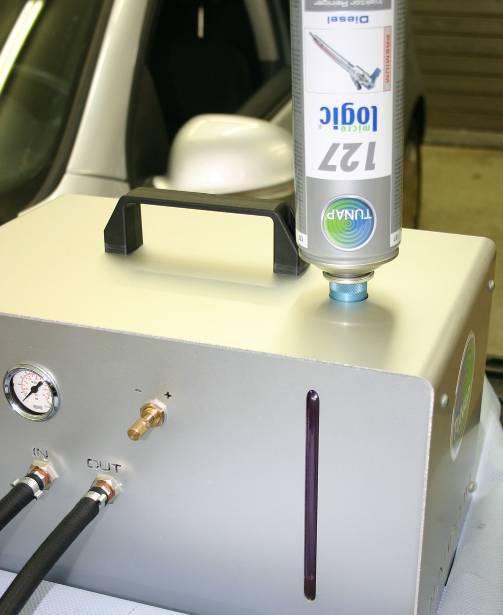 4. Versare TUNAP micrologic PREMIUM 127 Detergente Iniettori Diesel nel serbatoio del dispositivo tramite la