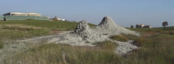 L unico svantaggio percepibile riguarda la difficoltà di visita, in quanto è necessario attraversare la zona coltivata di proprietà privata, prima di poter ammirare il fenomeno geologico.