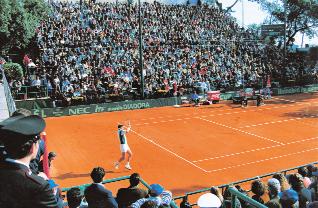 Febbraio 1995, le magiche giornate della Coppa Davis al Tennis Napoli. Andrea Gaudenzi, impegnato in singolare.
