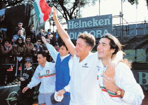 Bassolino negli anni si è dimostrato grande appassionato di tennis.