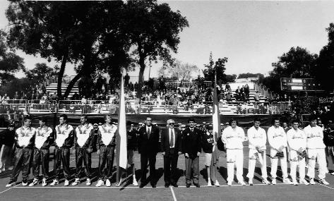 1972-2005 169 Coppa Davis 1995: un altra immagine delle presentazioni delle nazionali di Italia e Repubblica Ceca a Napoli.