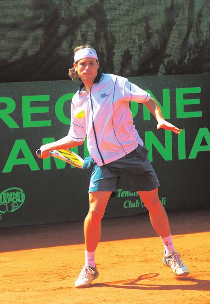 Torneo di Napoli 2002: lo spagnolo David Ferrer conquista il titolo, in finale sul francese Lisnard 184 Potito Starace in azione, con il suo devastante colpo di diritto.