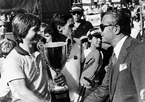 Campionati italiani 1977: il presidente del Tennis Napoli Piero Piromallo premia il finalista del singolare maschile, Vincenzo Franchitti.
