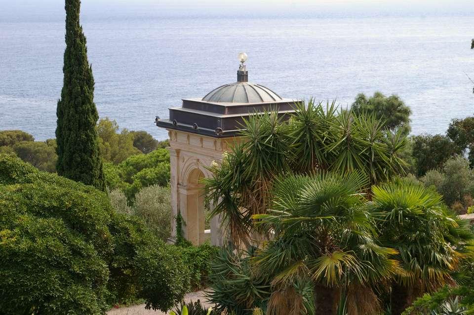 GIARDINO E PAESAGGIO Il giardino storico deve essere conservato in un contesto ambientale appropriato. Deve essere vietata qualsiasi modifica dell ambiente fisico ( ).