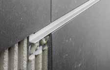 Entwässerung Profilo di alloggiamento per pareti divisorie in vetro DECO-SG crea un effetto ombra nella fuga dei rivestimenti a parete.