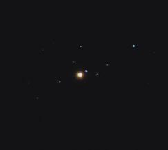 Le stelle di novembre Phi Tauri A e B: una stella doppia (cioè due stelle che ruotano attorno al comune centro di gravità) a circa 380 a.l. La più grande è una gigante rossa con una massa circa doppia di quella del Sole, ma si è gonfiata a un raggio 19 volte più grande.