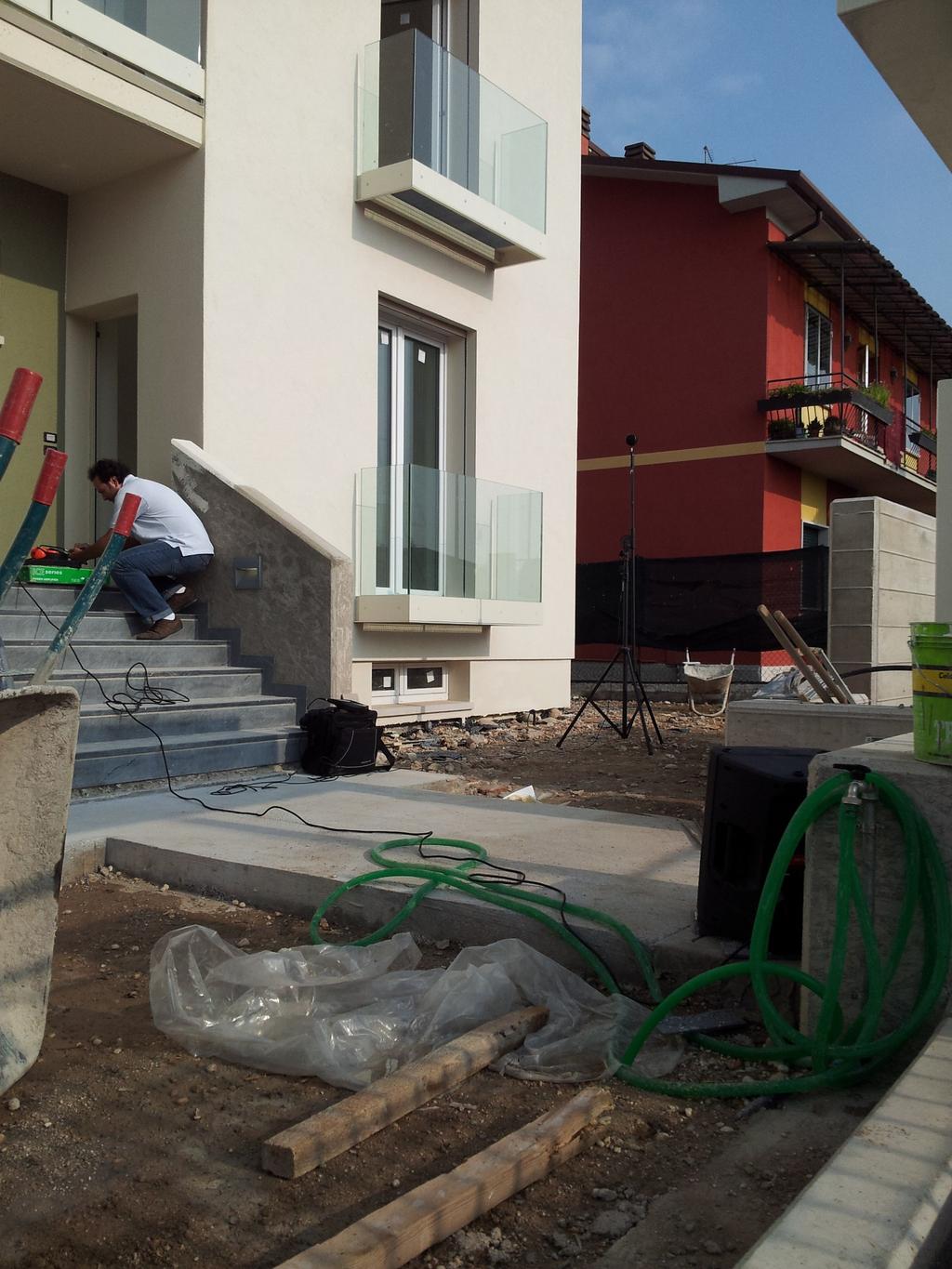 Documentazione fotografica Figura 12: Posizionamento cassa direzionale Figura 13: Locale ricevente piano terra Considerazioni sul portoncino di ingresso Sono state effettuate due misurazioni