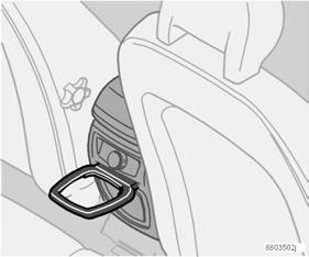 Reclinare gli schienali (3) in avanti per metà e rimuovere i poggiatesta esterni. Il poggiatesta nel sedile centrale deve essere rimosso per appiattire completamente lo schienale.