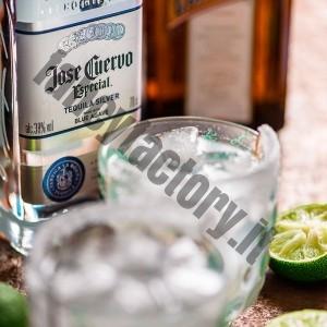 cocktail nel bicchiere. 8. Aggiungiamo una fettina di lime per decorazione e il margarita è pronto per essere gustato, magari accompagnato da tortillas e salsa messicana.