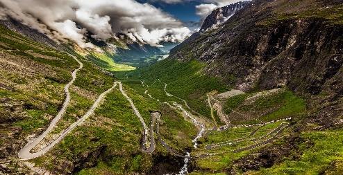 Volo per la Norvegia, arrivo e trasferimento (non incluso) alla sistemazione Thon Hotel Opera (o similare) GIORNO 2 OSLO GUDBRANDSDALEN (3 h soste escluse) Prima colazione scandinava ed incontro con