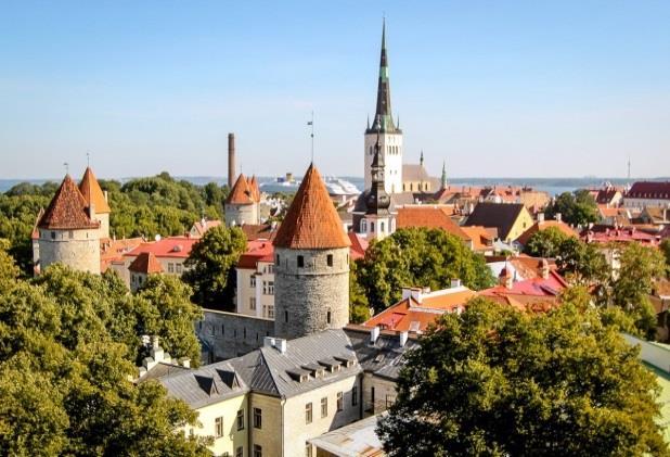 Partenza per Riga con il tour escort e sosta alla Collina delle Croci Raggiungiamo Siauliai e sostare sulla Collina delle Croci, una piccola altura letteralmente ricoperta da migliaia di croci