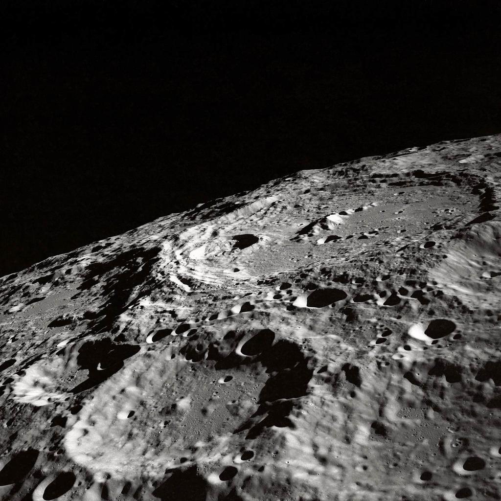 Confronto con la Terra! La Luna! La Luna non ha un idrosfera, nè un atmosfera significativa! Densità media: ρ Luna = 3.341 g cm -3 < ρ Terra =5.515 g cm -3!