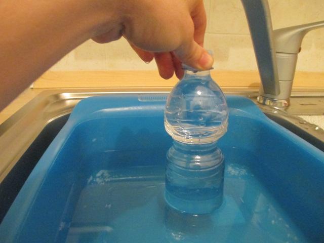 Quarta esperienza: la colonna d acqua Prendi una bottiglia tappata, ma con il fondo segato, e una bacinella piena d acqua Immergi totalmente la bottiglia in modo che si riempia completamente d acqua