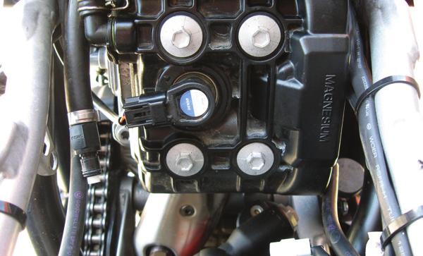 Individuare e scollegare la bobina di accensione del cilindro posteriore dal cablaggio della moto