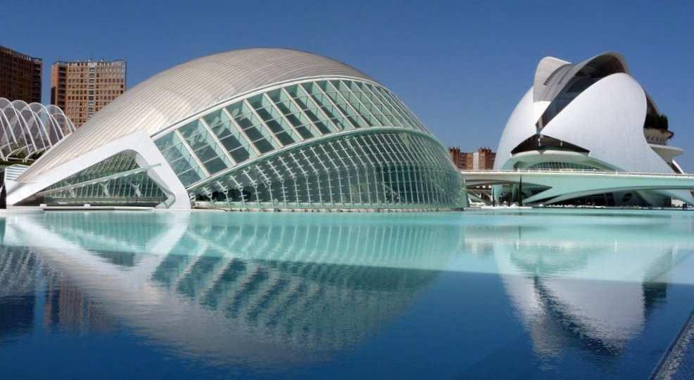 ristoranti e artisti di strada. Anche la zona del porto e la nuova del Porto Olimpico sono sempre piene di vita. OTTAVO GIORNO: BARCELLONA VALENCIA Prima colazione in hotel.