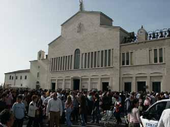 Moltitudini di pellegrini affollano i grandi santuari mariani;