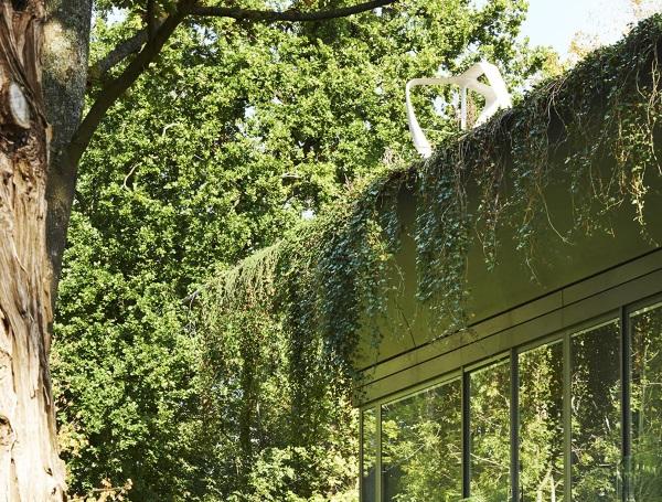 Courtesy of Philippe Starck A livello strutturale, l abitazione è retta da un sistema a telaio di travi e pilasti metallici di dimensioni standard che, internamente a vista, emerge dalla finitura in