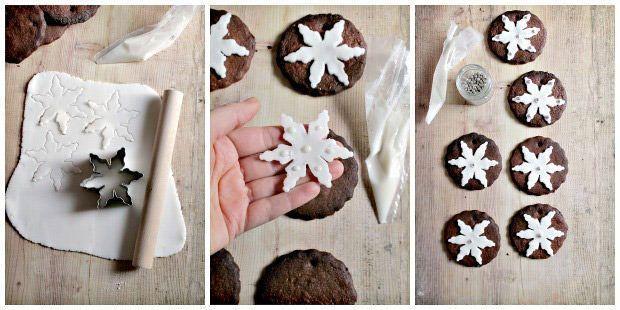 Sul retro di ogni formina di pasta di zucchero fate dei piccoli puntini con la ghiaccia reale (servirà da collante) e adagiate una formina su ogni biscotto.