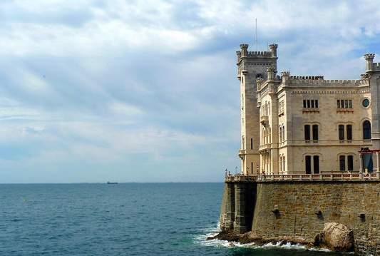 Visitabili gli interni e il vasto parco di oltre 22 ettari, un giardino all'inglese e all'italiana ricco di piante rare, sculture e laghetti, che scende con ampi gradoni verso il mare.