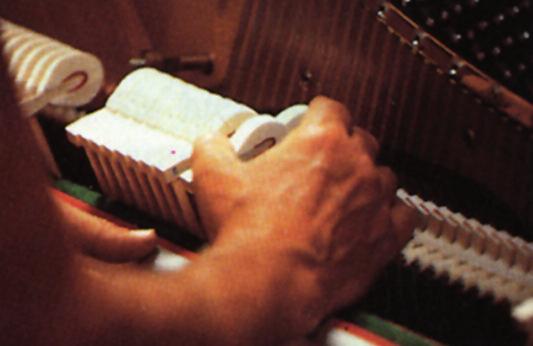 PIANOFORTI 95 Il metodo di restauro di un pianoforte è di fondamentale importanza per assicurare la qualità e la durata nel tempo dello strumento.