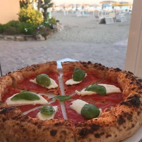 La pizza di Pier Daniele Seu al Plinius di Ostia Pier Daniele, classe 1987, è sempre stato un ragazzo curioso e instancabile, nato e cresciuto a Ostia, sul litorale romano: 10 anni fa il primo passo