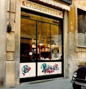 La nascita Fondato nel 1978 come erboristeria artigiana da Franco Bergamaschi e dalla moglie Daniela Villa, entrambi erboristi.