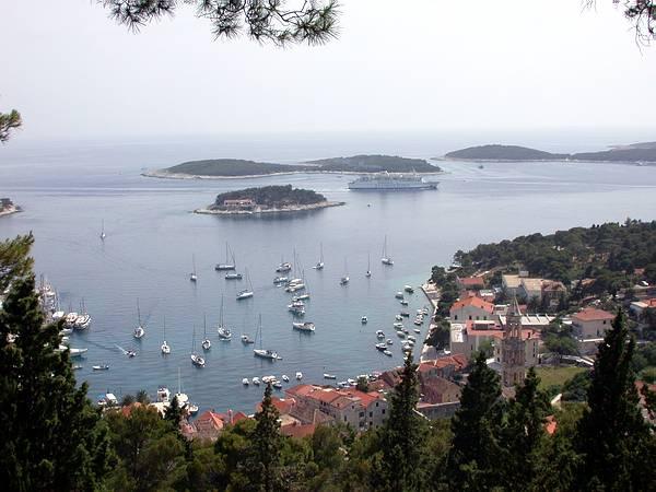 in traghetto: collegamenti diretti da Ancona, con catamarano veloce SNAV (Croatia Jet 5 ore) il porto di Spalato dista circa 12 km.