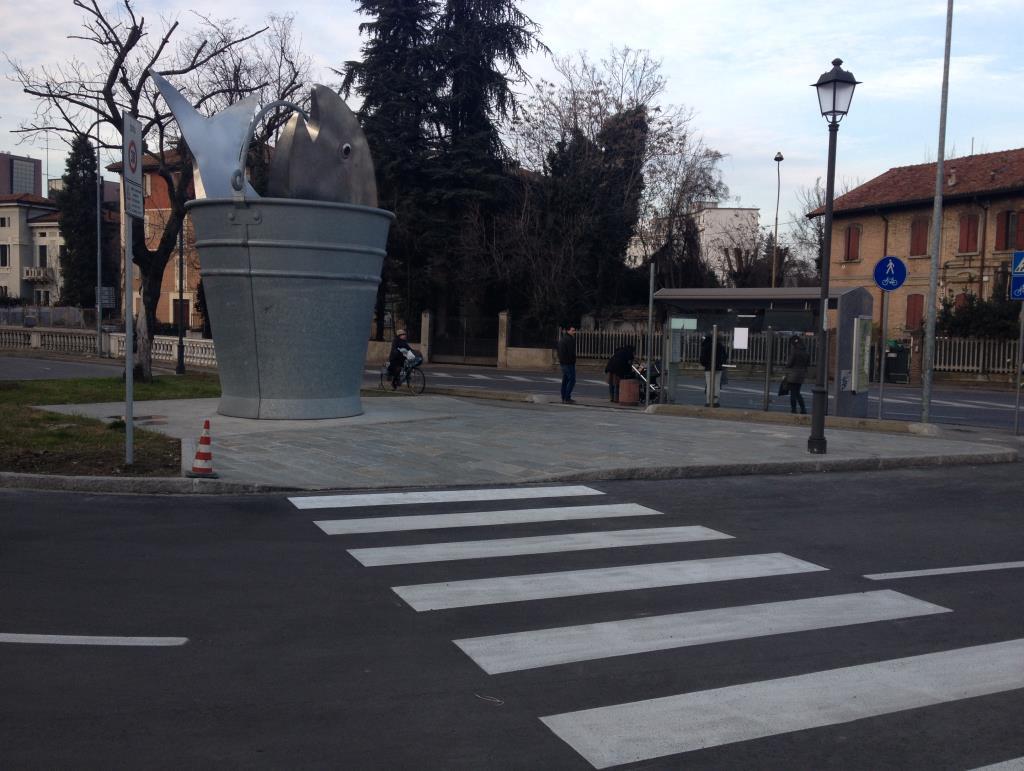 Alla fermata del polo scolastico Makallè è stato realizzato un attraversamento pedonale semaforizzato, prima dell ingresso del polo scolastico stesso.