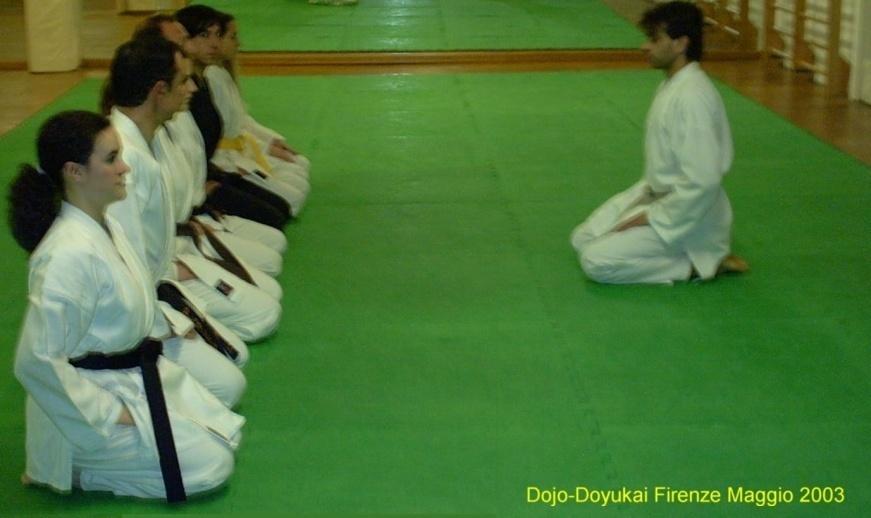 Karate Do fino a cintura nera Pagina 37 di 156 Il sempai chiede di prepararsi al saluto enunciando Motonoichi, musubi dachi O semplicemente chiamando gli allievi al saluto enunciando REI.