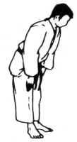 Karate Do fino a cintura nera Pagina 41 di 156 Taci Rei Saluto in piedi Si assume la posizione MUSUBI-DACHI o CHOKURITSU SHISEI (talloni uniti, punte dei piedi divaricate, busto eretto, braccia