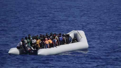 La foto scattata da Philip mentre si trovava in mare Appena arrivato in Libia mi hanno rapito e mi hanno sbattuto in una stanza con altri migranti che aspettavano di partire per l Italia I quattro
