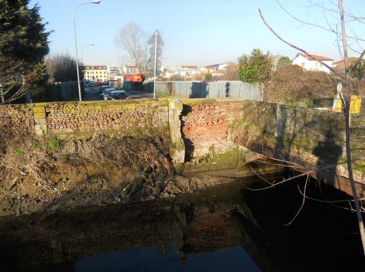 Foto 3-1 Fiume Olona in corrispondenza del Ponte via Ghisolfa e tratto di alveo a valle dello stesso.