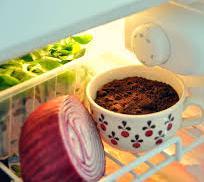 Deodorante per il frigo La polvere di caffè, come il bicarbonato di sodio, possiede la capacità di assorbire i cattivi odori all interno del vostro frigorifero.