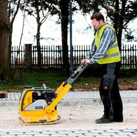 PIASTRA VIBRANTE Piastra vibrante dotata di serbatoio d acqua ideale per il compattamento di stabilizzato, sabbia, ghiaia,