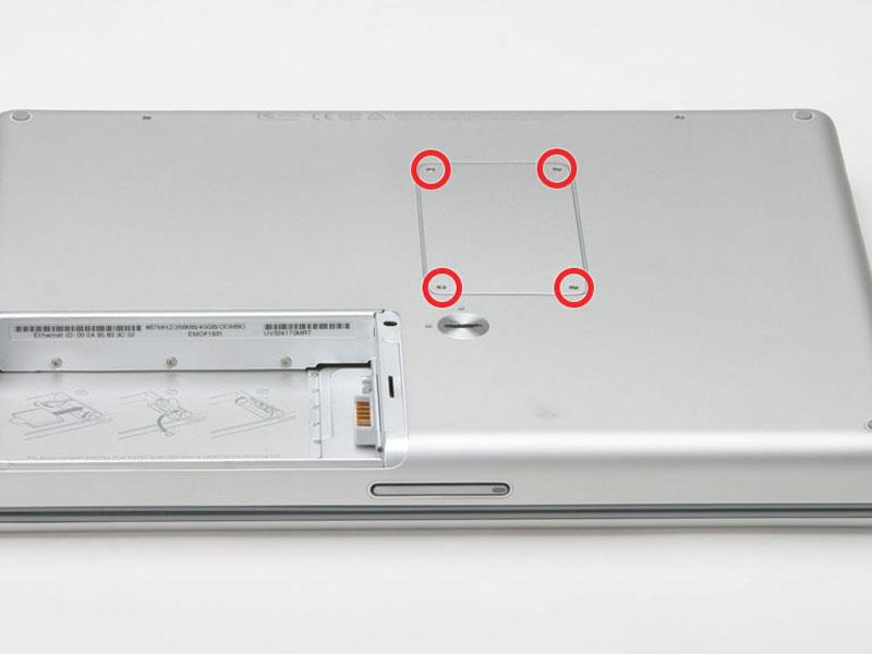 Passo 1 Batteria Utilizzare una moneta per girare la vite di bloccaggio della batteria di 90 gradi a destra. Sollevare la batteria dal computer.