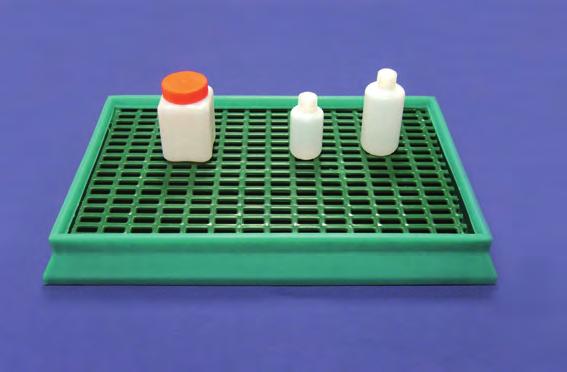 Rack di diverso tipo Labo ritenzione 8 litri con reticolo 4 Ideale per le manipolazioni di prodotti pericolosi in laboratorio 4 Monoblocco a stampaggio rotativo in polietilene alta densità 4 Inerte a