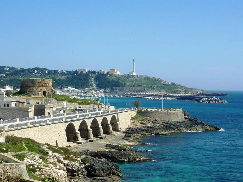 PONTE PAPA GIOVANNI XVI A SANTA MARIA DI LEUCA (LE) UBICAZIONE E CARATTERISTICHE GEOMETRICHE Il ponte è sulla costa nel centro abitato di Santa Maria di Leuca (LE) e funge da collegamento tra la