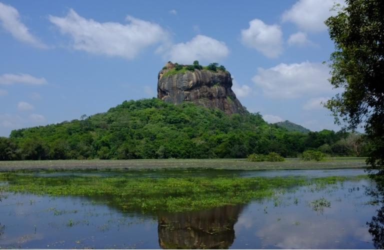 Grand Tour dello Sri Lanka Lasciatevi catturare dallo Sri Lanka: un paesaggio ricco di sfaccettature, fatto di verdeggianti colline,