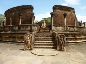 Ci sono anche molti altri monumenti famosi come il Tempio di Shiva, il Lankathilaka, il Watadaghe, il Golpotha, il Kiri Vehera e i resti di un precedente tempio della reliquia del dente.