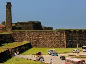 Dopo pranzo visita al Forte di Galle, colonia portoghese la cui fortezza ancora intatta circonda la città.