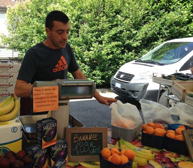 Per i clienti più frequenti, invece, la passeggiata tra le file del mercato ha le sue rotte bene tracciate, orientate più che altro alle proposte culinarie ma non solo: "il banco del pollo allo