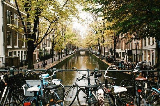 Passeggiando lungo uno dei canali principali della città, il Prinsengracht, raggiungeremo il quartiere Jordaan, una delle